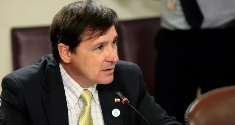 Diputado Rathgeb contra algunos funcionarios públicos pidiendo datos y ausencia del presidente Boric