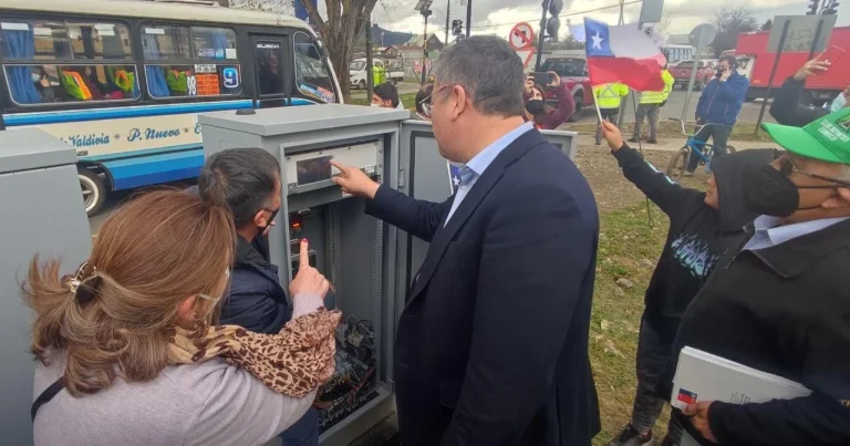 Municipio inaugura nuevo cruce de semáforo en Barros Arana con Valparaíso