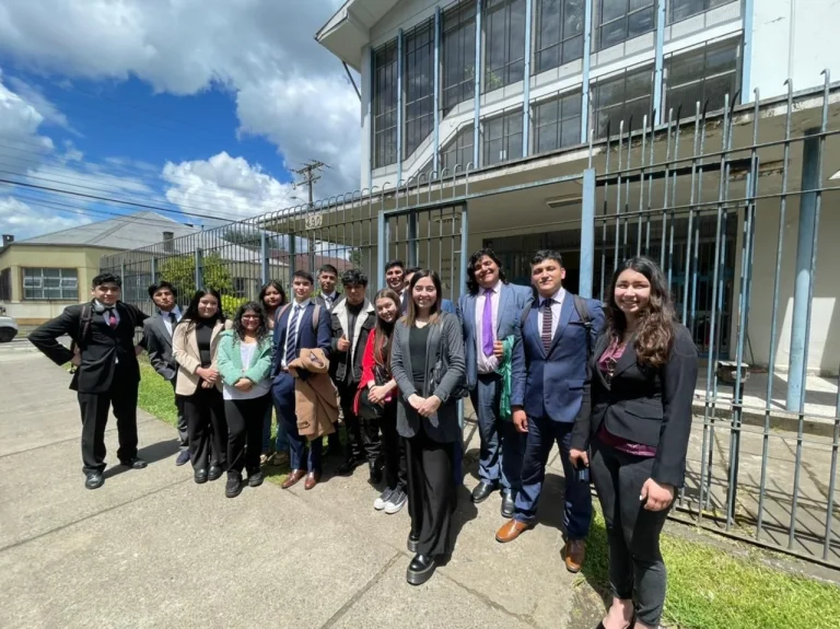 Alumnos de la carrera de Derecho visitaron el Primer Juzgado Civil de Temuco