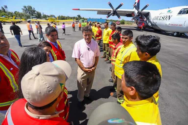 Ministros de Agricultura y del MOP presentan nuevo avión C-130 de Conaf que operará en renovada pista en Región del Biobío 