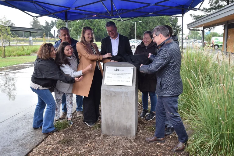 Instalan placa de reconocimiento al Parque Isla Cautín como “Mejor proyecto de espacio de uso público- escala comunal”
