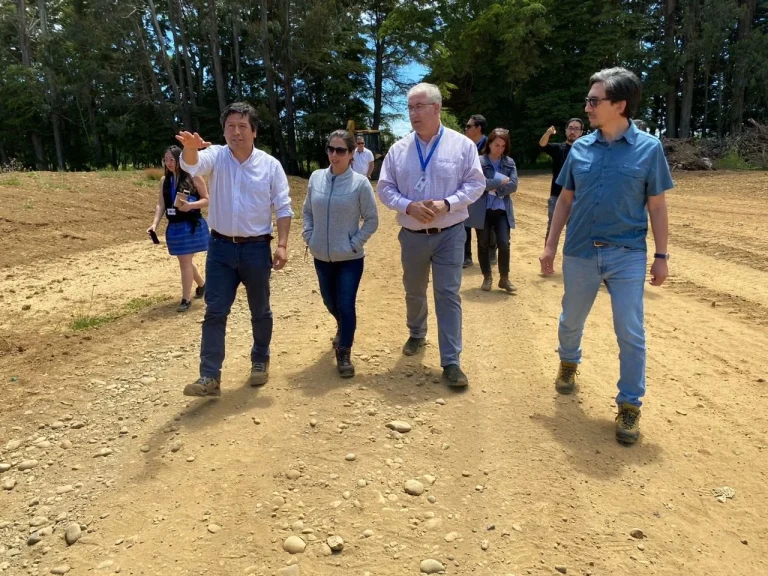 Seremi de Salud y Mesa Regional de Residuos visitan relleno sanitario de Freire