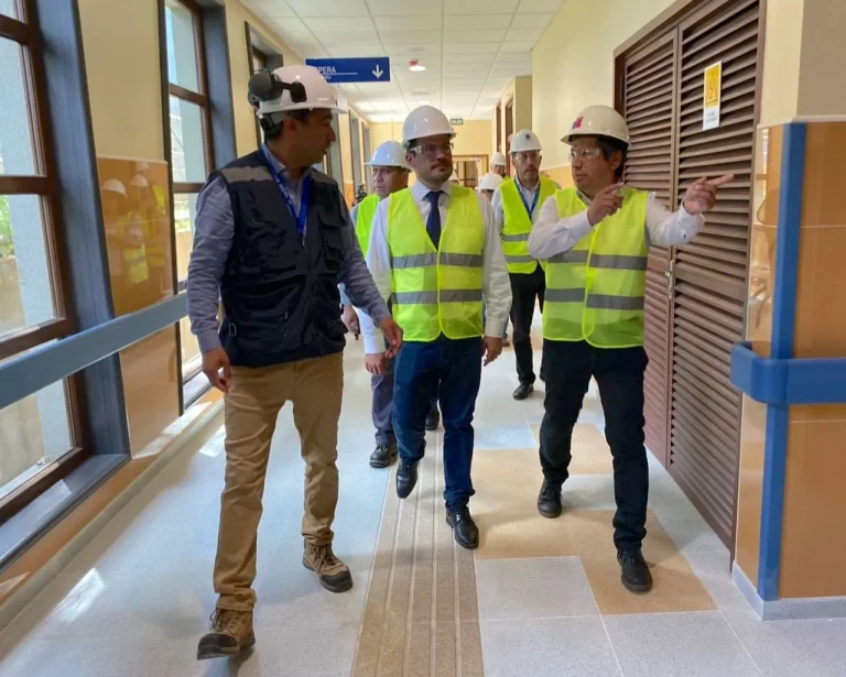 Delegado Presidencial y Seremi de Salud visitan avance en construcción de Hospital Intercultural Makewe y entregan insumos clínicos.
