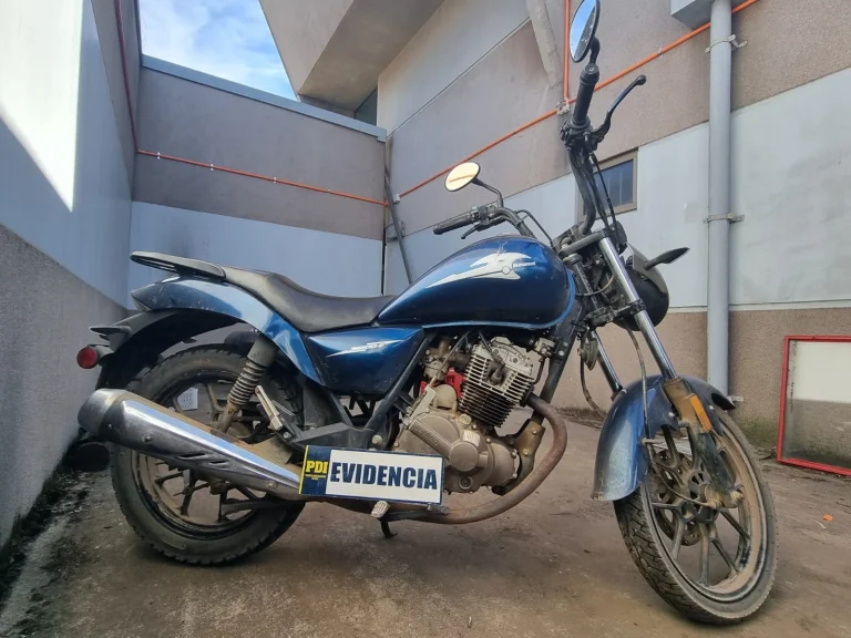 PDI Victoria recupera motocicleta y detiene a conductor por ocultamiento de patente