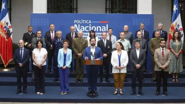 Delegado Presidencial José Montalva recibe la primera política nacional contra el crimen organizado del estado de chile creada por el Gobierno del Presidente Boric