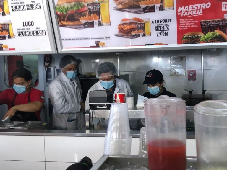 Seremi de Salud fiscaliza locales de elaboración de alimentos en patio de comidas