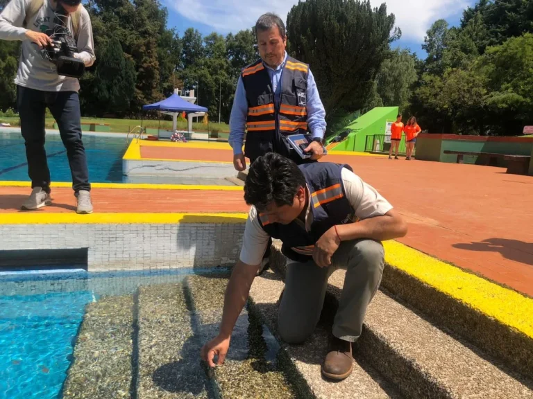 Seremi de Salud fiscaliza cumplimiento de condiciones sanitarias y de seguridad en piscinas de uso público en La Araucanía