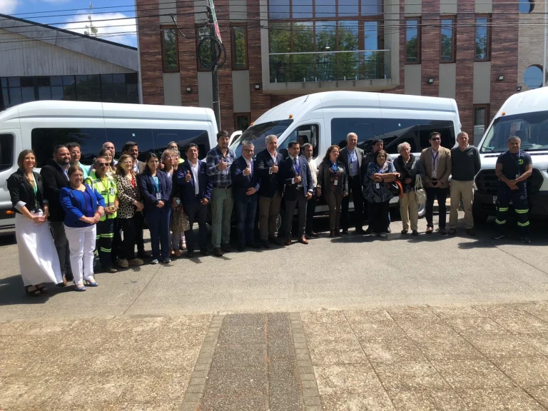 Dos ambulancias y tres nuevos vehículos de transporte de pacientes beneficiarán a cinco comunas de Cautín