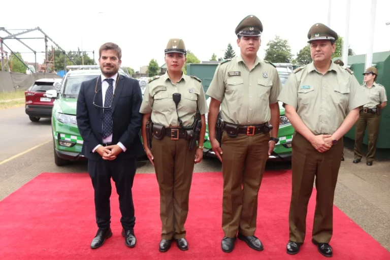 Gobierno entrega dos vehículos policiales todo terreno para macro sectores de San Antonio y Pedro de Valdivia