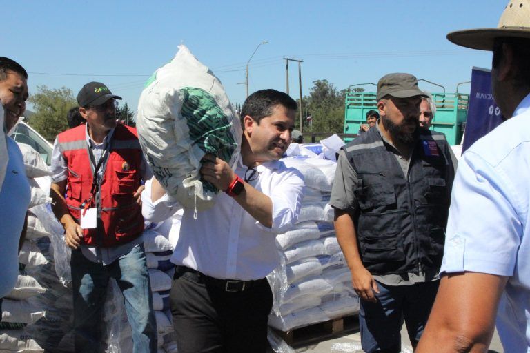 33 toneladas de alimento para ganado fueron entregadas a familias lautarinas damnificadas por emergencia forestal
