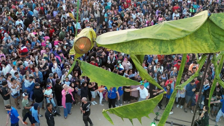 Compañía internacional y sus “insectos gigantes” invadieron Temuco en el inicio de las celebraciones del aniversario n° 142