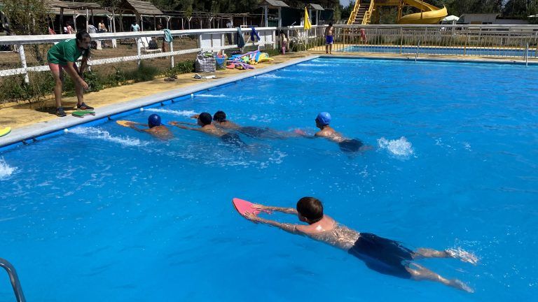 160 Niños disfrutaron de los cursos gratuitos de natación organizados por el municipio de la comuna