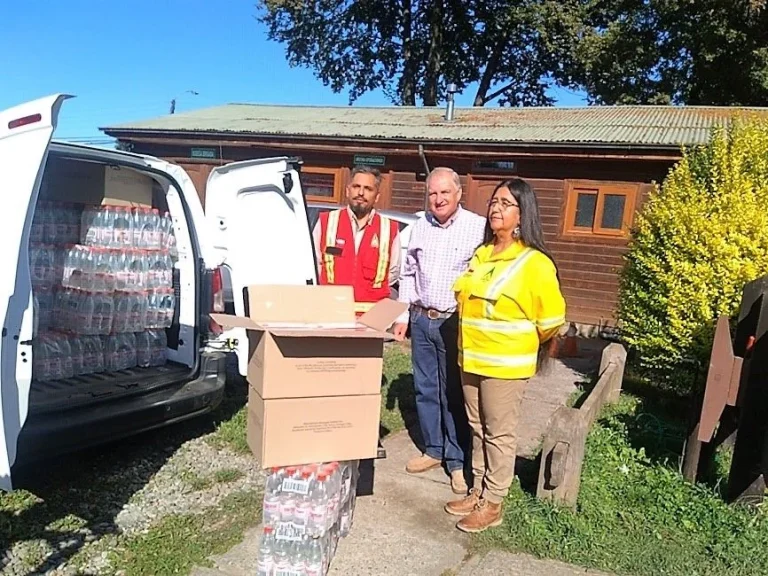 SOFO donó 8 mil botellas de agua y dos mil barras de cereal a brigadistas de CONAF y bomberos de la región