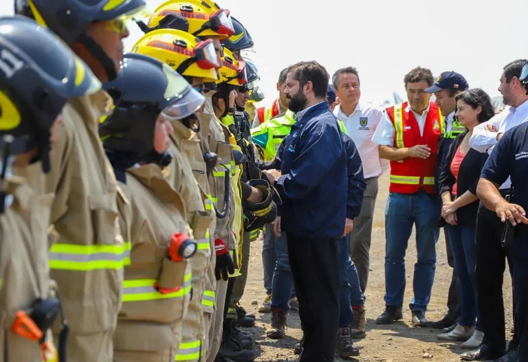 Presidente Boric recibe DC 10-Air Tanker que apoyará combate de incendios que afectan al país 