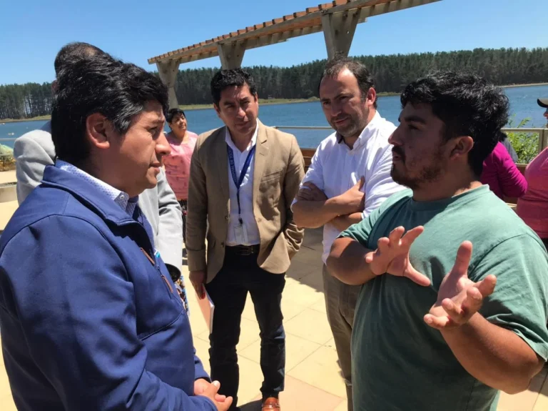 Seremi y Servicio de Salud inician trabajo con comunidad de Caleta La Barra en torno a mejoras de salud rural
