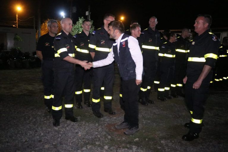 Delegado Presidencial recibió a brigadistas franceses que vienen a combatir el fuego a La Araucanía