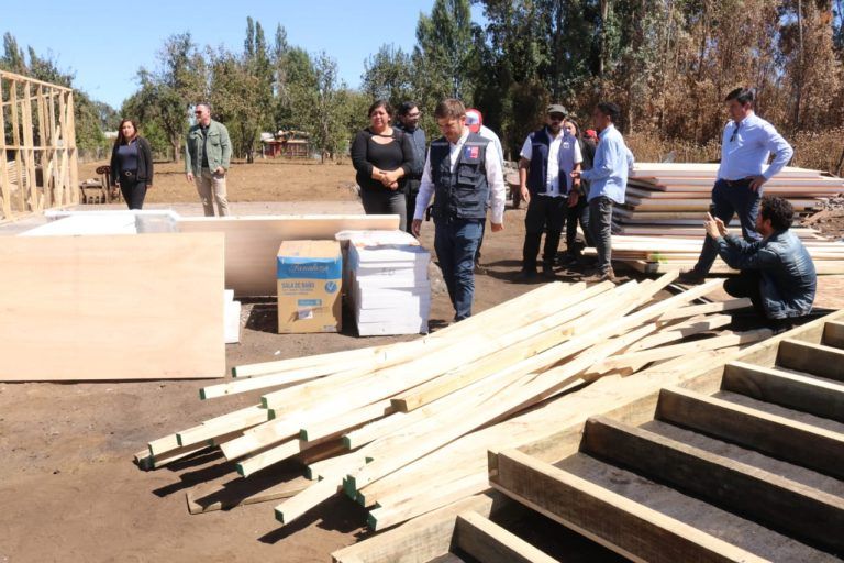 Delegado José Montalva supervisa la construcción de viviendas de emergencia para afectados por incendios en Freire