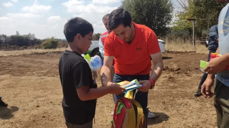 Niños y niñas de sectores rurales afectados por incendios forestales reciben kits interactivos de emergencia
