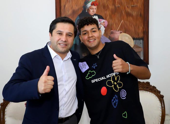 alcalde de Lautaro, Ricardo Jaramillo Galindo junto al cantante de música urbana y lautarino, Igna