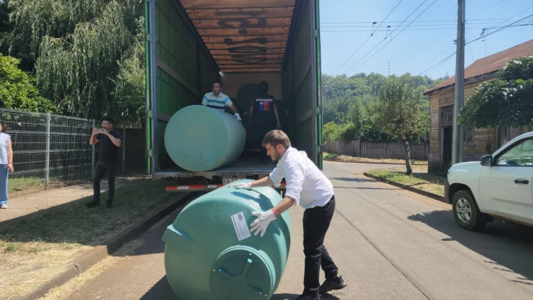 Gobierno entrega estanques para almacenar agua a familias afectadas por incendios en Ercilla y Lumaco