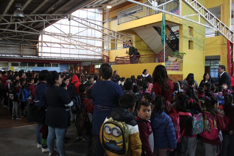 Sembrando el futuro: estudiantes de la Escuela Manuel Recabarren planta semillas para empezar el año escolar
