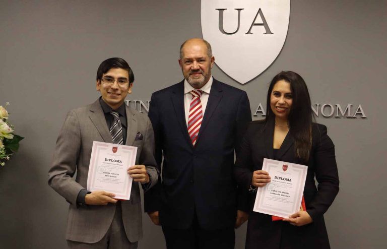 Estudiantes de la Universidad Autónoma celebran el término de sus estudios en ceremonia de investidura