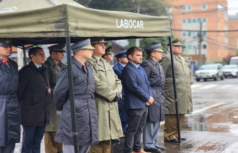 Delegado Presidencial José Montalva presidió ceremonia de izamiento de gran bandera nacional en el marco los 96 años de carabineros de chile