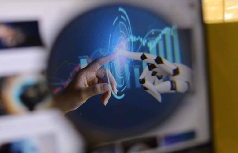 Chilenos no le temen a la Inteligencia Artificial: 61% cree que impactará positivamente en sus trabajos