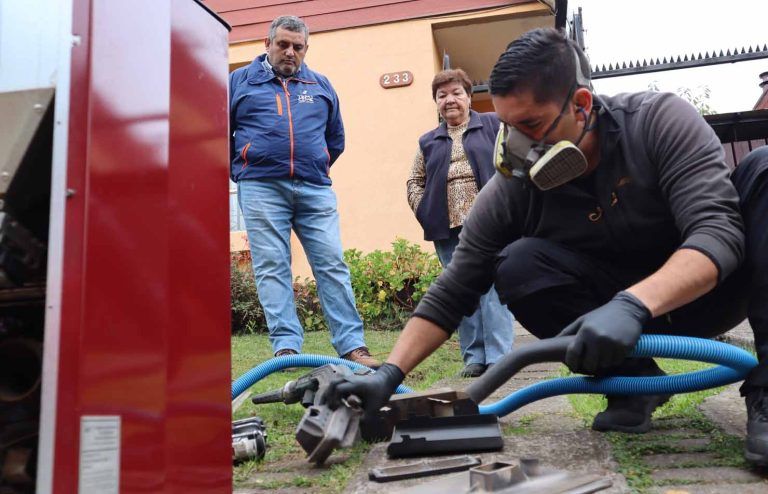 Con asistencia a primera estufa a pellet, Temuco comienza limpieza de ductos a más de mil hogares con personas mayores