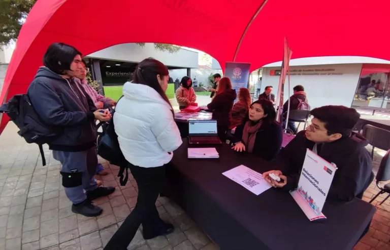 Estudiantes de la Universidad Autónoma conocieron los programas de intercambio en Feria de las Naciones Temuco 2023