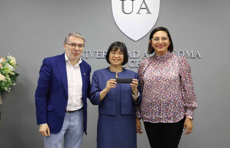 Destacada investigadora canadiense expuso Charla Magistral en Implantes Corneales en la Autónoma