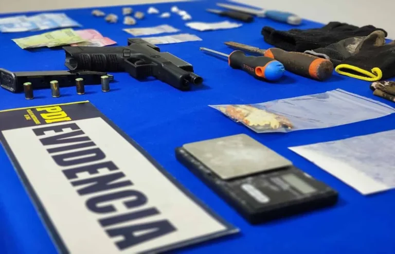 Dos detenidos por portar droga y circular en auto robado en Villarrica.