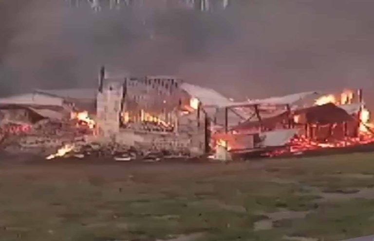 Tres viviendas consumidas y un vehículo destruido deja nuevo ataque incendiario en Victoria