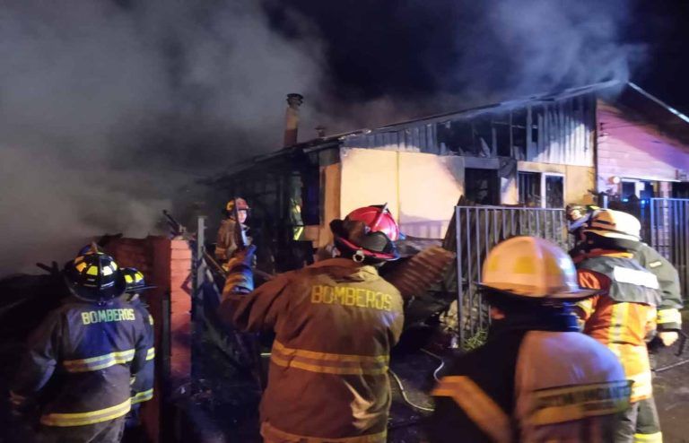 Incendio destruyó cuatro viviendas en villa Caupolicán de Temuco