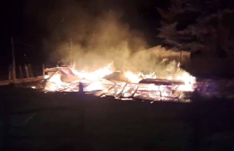 Resistencia Mapuche Malleco destruye capilla católica en Victoria durante nuevo ataque incendiario