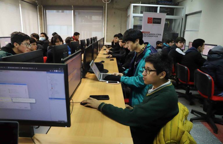 Carrera de Ingeniería Civil Informática acerca a estudiantes secundarios al entretenido mundo de la programación