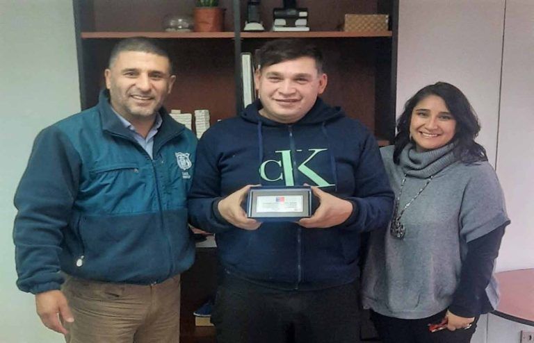 Consultora Eros SPA entrega reconocimiento a usuario de CAIS de Temuco