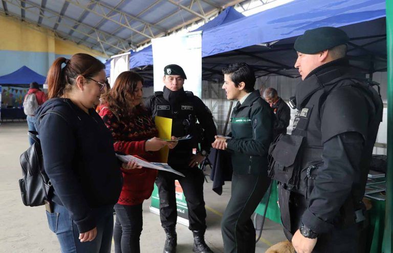 Gendarmería de la Araucanía presente en feria Laboral de Curacautín