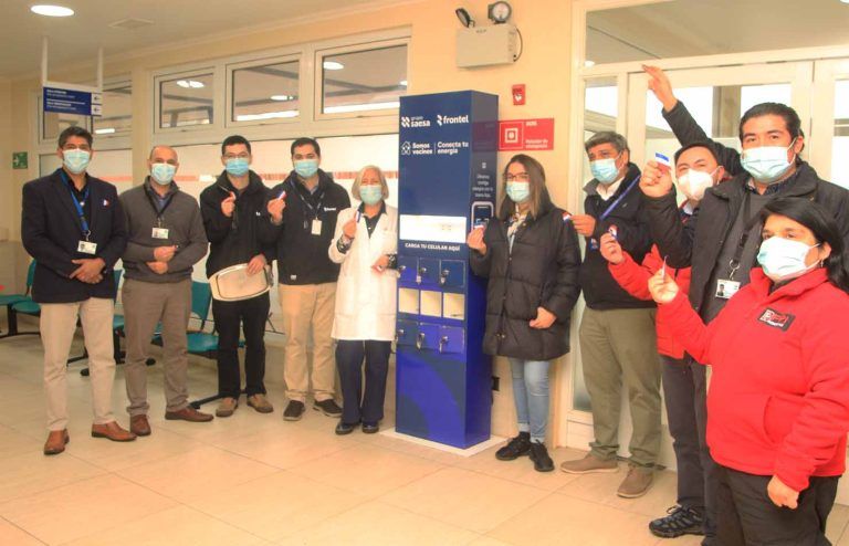 Frontel inauguró tótem de carga gratuito para celulares en Centro de Salud de Cajón