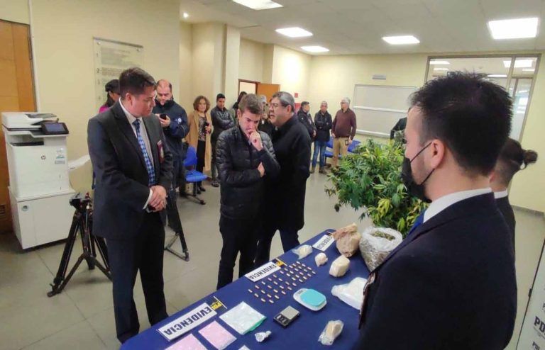 PDI detiene a hombre que comercializaba droga por redes sociales y cultivaba marihuana en departamento de Temuco