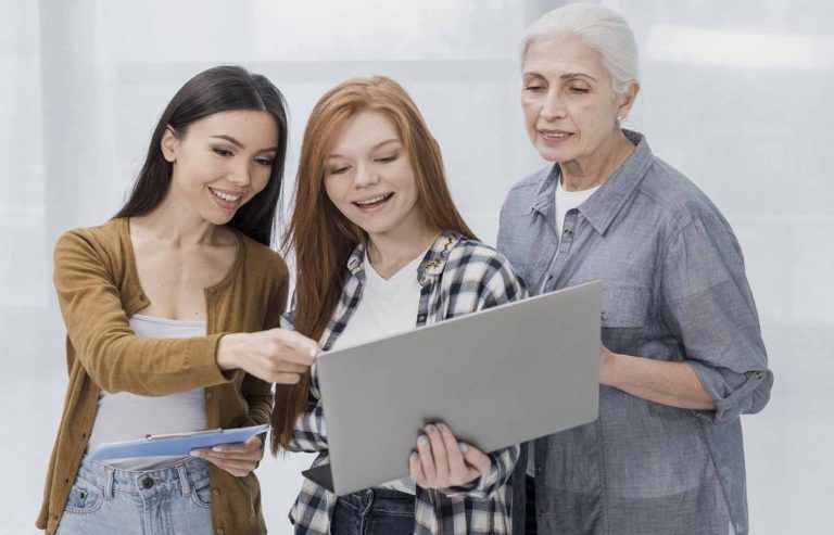 Jóvenes de 25 y mayores de 60 trabajan juntos: 52% de las empresas chilenas tiene contratados a ambos grupos