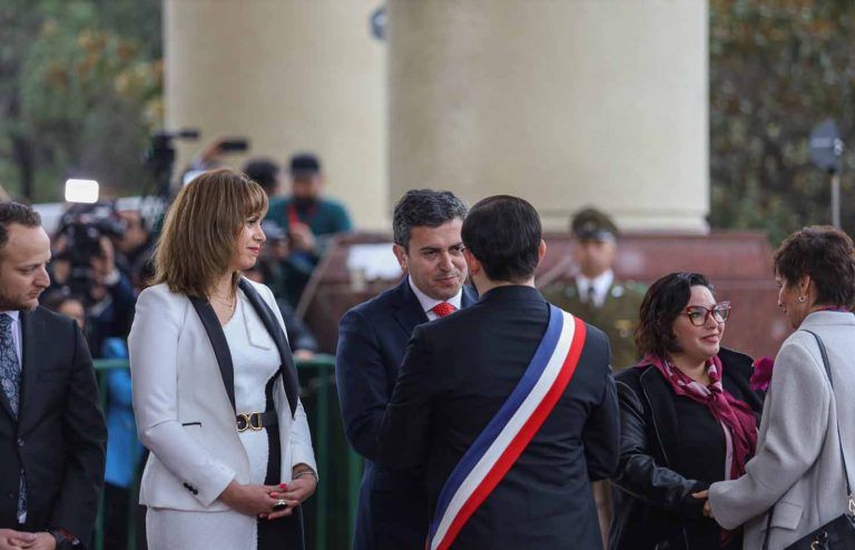 Diputado Mauricio Ojeda intentó entregar chapita del Partido Republicano al Presidente Gabriel Boric al inicio de la Cuenta Pública