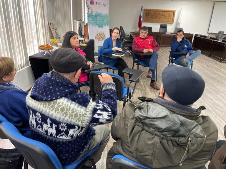 Municipio de Padre Las Casas realiza conversatorio sobre calidad del aire y sus implicancias en salud junto a personas mayores