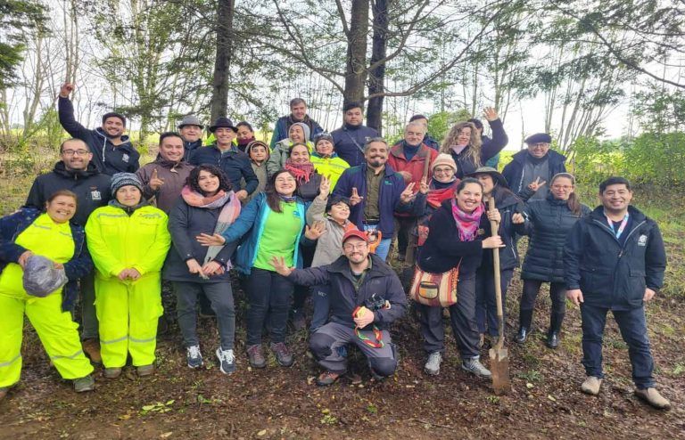 Fundación kennedy y Conaf conmemoran el día mundial del árbol con jornada de arborización en el humedal de Huiscapi