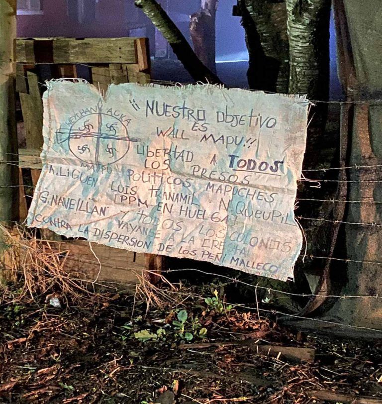 Weichan Auka Mapu destruye un galpón y maquinaria en Vilcún: dejaron lienzo contra diputada Naveillan
