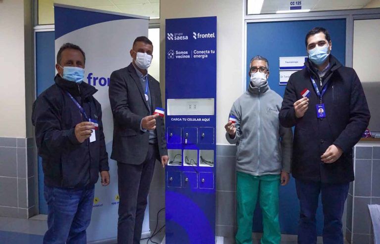 Frontel entrega Tótem de carga gratuito para celulares en el Hospital Intercultural de Imperial