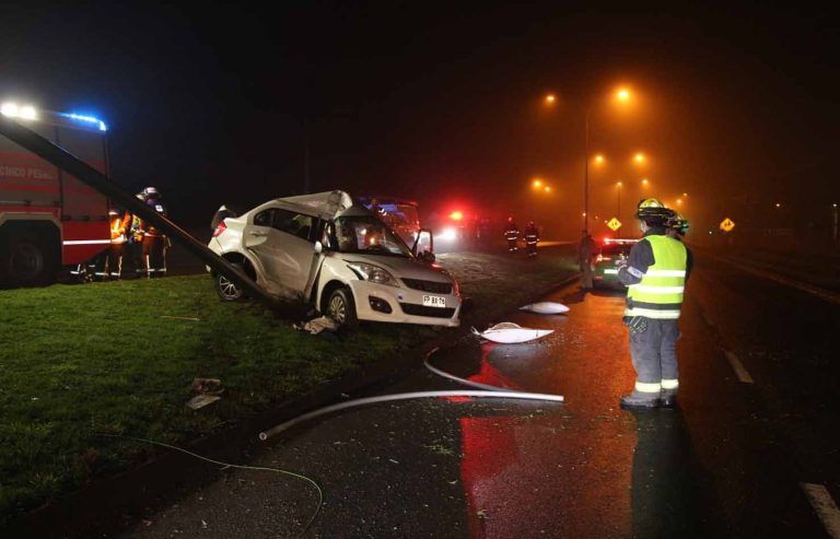 Hombre muere tras estrellar su vehículo contra un poste en sector Isla Negra de Temuco