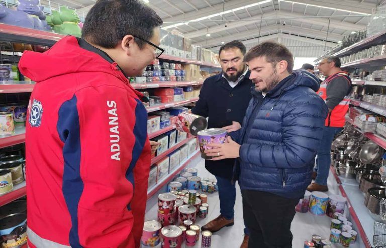 Instituciones del Gobierno, Policias y Municipio de Temuco realizan operativo de fiscalización para controlar el Comercio Clandestino