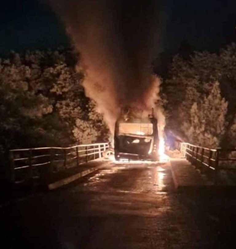 Delincuentes quemaron un bus que transportaba a trabajadores forestales en Collipulli