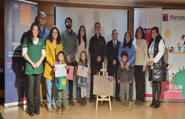 Niñas y niños ganadores del concurso “Pinta Tu Sonrisa” recibieron sus reconocimientos